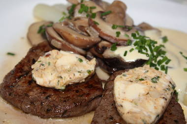 Rinderfilet Medaillons mit frischen Champignons und selbstgemachter Kräuterbutter