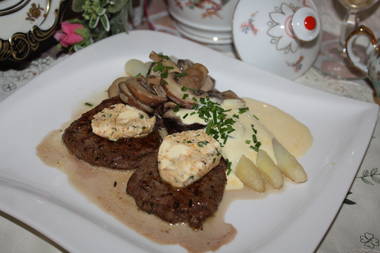 Rinderfilet mit frischen Sahnechampignons und Spargel mit Soß Hollandaise