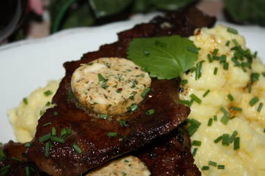 Rinderleber mit selbstgemachter Kräuterbutter