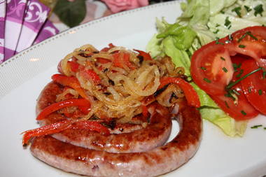 Schneckenbratwurst mit Röstzwiebeln und Paprika