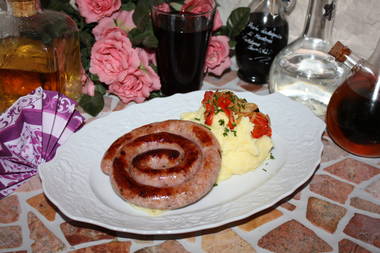 Schneckenbratwurst mit Kartoffelbrei 