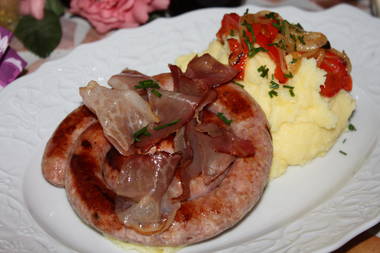 Schwarzwälder Schneckenwurst mit Röstzwiebeln