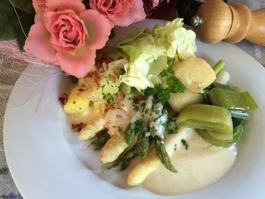 Spargel mit Petersilie-Salz-Kartoffeln und Spargelsoße