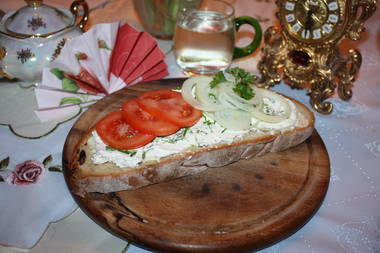 Bauernbrot mit Kräuterquark und Tomaten