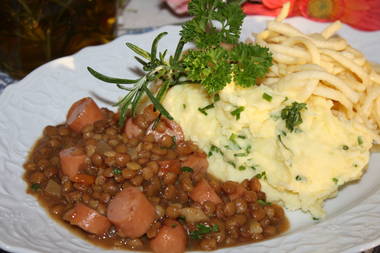 Linsen Kräuterkartoffelbrei,Spätzle und Seitenwürstle