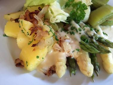 Spargel mit Zwiebel-Salzkartoffeln und Zitronenspargelsoße