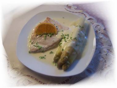 Spargel mit Hähnchenschnitzel natur auf  Weißweinsoße