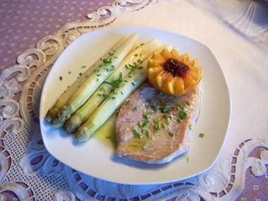 Spargel mit Putenschnitzel und warmem Olivenöl