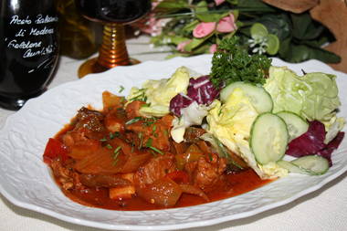 Gulasch mit gemischtem Salat