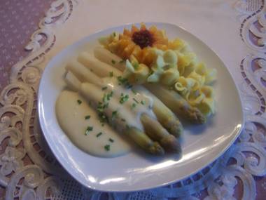 Spargel mit gefüllten Nudelsäckchen und Soß Hollandaise