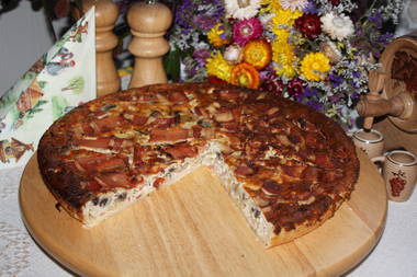 Schwarzwälder Speckkuchen mit frischen Champignons