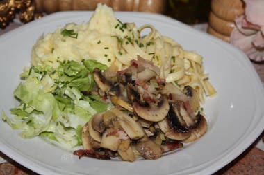 Schwarzwälder Champignons,Kartoffelbrei,Bandnudeln und Salat