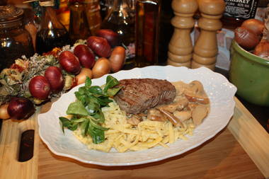 Rinderfilet  auf Steinpilzen und hausgemachten Spätzle