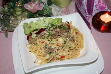Spaghetti Bolognese, Oliven und Käse