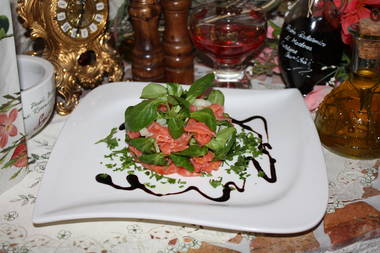 Lachs mit Feldsalat in Zitronen-Weinmarinade