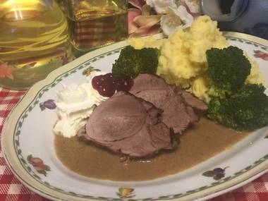 Wildschweinrücken in Preiselbeer-Burgundersoße