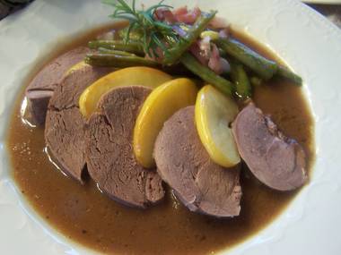Rehbraten mit Honig-Apfelscheiben