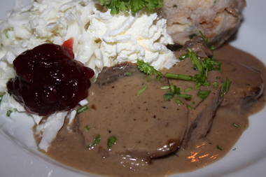 Wildschweinrücken in Preiselbeer-Sahnesoße