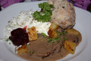 Wildschweinrücken mit gebratenen Ananasstücken