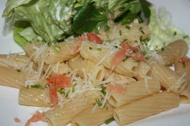 Lachs-Sahnenudeln mit Parmesan