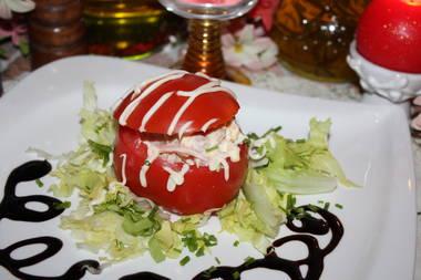 Gef&uuml;llte Strauch-Tomaten mit Fleischsalat auf Chinasalat