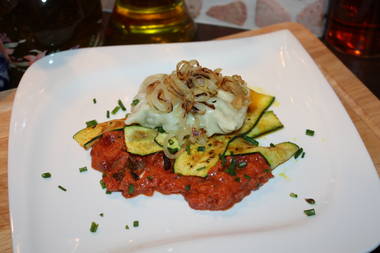 Maultaschen mit gebratenen Zucchinistreifen, Röstzwiebeln und selbstgemachter Ajvarsoße