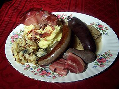 Große Schwarzwälder Schlachtplatte mit Schwarzwälder Schinkenspeck Kartoffelbrei und Spätzle