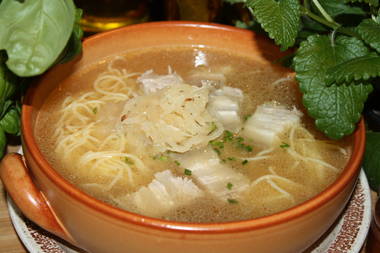 Schwäbische Sauerkrautsuppe mit Suppennudeln und Bauchspeck