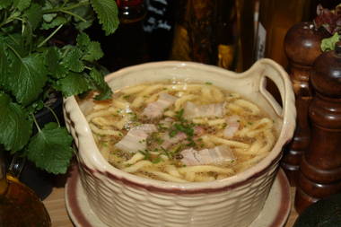 Schwäbische Sauerkrautsuppe mit Bauchspeck und Schwäbischen Spätzle
