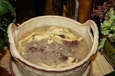 Schwäbische Metzelsuppe mit Kartoffelbrei und Spätzle