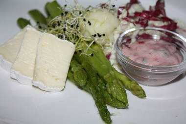 Warme gr&uuml;ne Spargeln mit Camenbert und Preiselbeerdipp