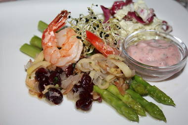 Warmer Spargel,Garnelen mit eingelgten Apfelstreifen und Granbeerys