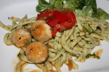 Champignonköpfe mit grünen Spätzle,Salat und Zuckerpaprika