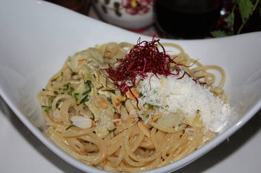 Spaghetti mit Artischocken Sahnesoße und gerösteten Mandeln