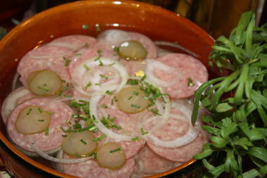 Hirtensalat mit Gurken und Zwiebeln