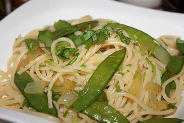 Spaghetti mit Arganöl, Butter und Zuckerschoten