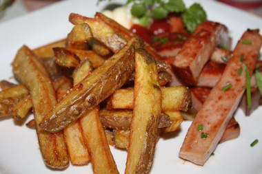 Country-Pommes Frites mit roten Kartoffeln