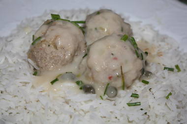 Kl&ouml;psle in Kapern Zitronenso&szlig;e