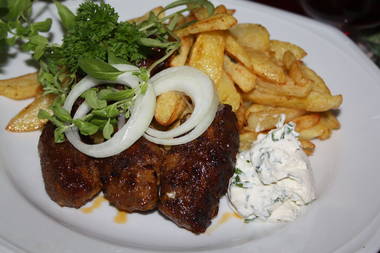 Hackfleischröllchen mit selbstgemachten Pommes Frites