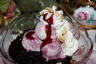 Heiße Blaubeeren mit Blaubeer-Eis und Sahne