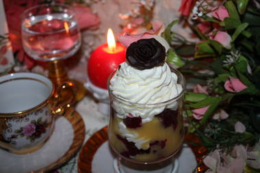 Eisbecher Titisee mit Schwarzwälder Kirschwasser und Eierlikör