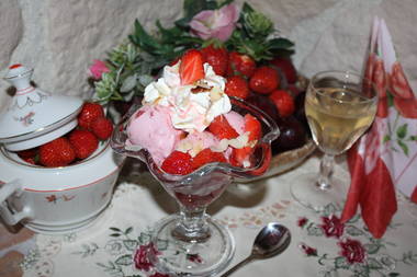 Erdbeerbecher mit Maraschino und Sahne