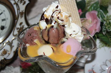 Gemischtes Eis mit Schwarzwälder Kirschwasser-Eierlikör und Sahne