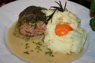 Wirsingwickel mit Sahne-Kartoffelbrei und Eigelb