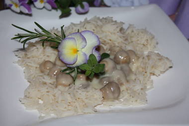 Reis mit kleinen Champignonköpfen in Butter-Sahnesoße