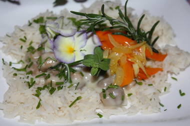 Reis mit kleinen Champignonköpfen, Zuckerpaprikastreifen, Zwiebeln in Butter-Sahnesoße