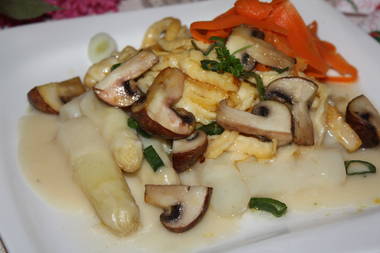 Spargel mit Schwäbischen Kässpätzle und frischen Steinchampignons