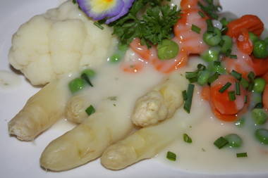 Spargel mit Kaisergemüse