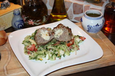 Schwarzw&auml;lder Hackfleischklopse gef&uuml;llt mit K&auml;se und Kapern