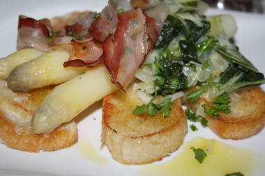 Spargel mit Schwarzwälder Speck und Knoblauchbaguette